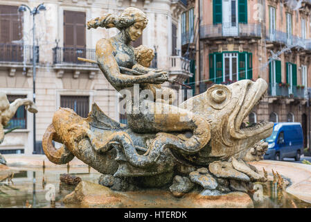 Fontaine d'Artemis (également appelé Diana Fontaine) sur place (Piazza Archimede Archimède) sur l'île d'Ortygie, le centre historique de Syracuse, Sicile, Italie Banque D'Images