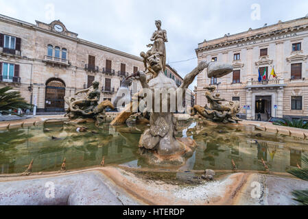 Fontaine d'Artemis (également appelé Diana Fontaine) sur place (Piazza Archimede Archimède) sur l'île d'Ortygie, le centre historique de Syracuse, Sicile, Italie Banque D'Images