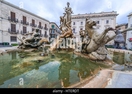 Fontaine d'Artemis (également appelé Diana Fontaine) sur place (Piazza Archimede Archimède) sur l'île d'Ortygie, le centre historique de Syracuse, Sicile, Italie Banque D'Images