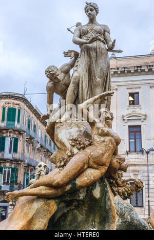 Fontaine d'Artemis (également appelé Diana Fontaine) sur place (Piazza Archimede Archimède) sur l'île d'Ortygie, le centre historique de Syracuse, Sicile, Italie Banque D'Images