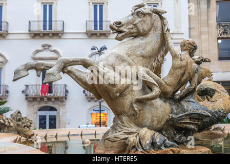 Fontaine d'Artemis (également appelé Diana Fontaine) sur place (Piazza Archimede Archimède) sur l'île d'Ortygie, le centre historique de Syracuse, Sicile, Italie Banque D'Images