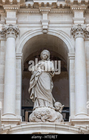 Statue de la Vierge Marie sur la cathédrale de Syracuse à la place de la cathédrale (Piazza del Duomo) sur l'île d'Ortygie, l'île de Sicile, la ville de Syracuse, Italie Banque D'Images