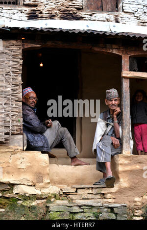GHANDRUK - 6 OCT : Portrait avec de vieux Gurung Sherpas. Gurungs sont le plus grand groupe ethnique dans l'Himalaya et d'une partie d'entre eux travaillant comme Sherpas pour cli Banque D'Images