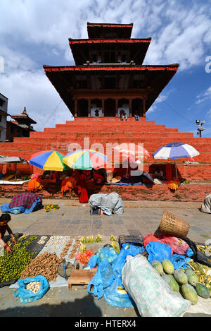 Katmandou, Népal- OCT 10 : petit marché local à Katmandou le 10 octobre 2013 à Katmandou, au Népal. Le Durbar Square est le patrimoine de l'Unesco pour elle Banque D'Images