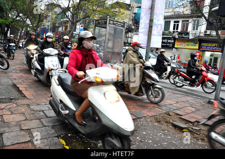 HANOI - 2 mars : trafic routier chaotique à Hanoi, Vietnam. Dans la capitale du Vietnam sont plus de 2 millions de motos, le trafic est souvent congestionnée. Ma Banque D'Images