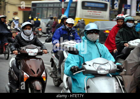 HANOI - 2 mars : trafic routier chaotique à Hanoi, Vietnam. Dans la capitale du Vietnam sont plus de 2 millions de motos, le trafic est souvent congestionnée. Ma Banque D'Images