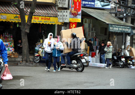 HANOI - 2 mars : trafic routier chaotique à Hanoi, Vietnam. Dans la capitale du Vietnam sont plus de 2 millions de motos, le trafic est souvent congestionnée. Ma Banque D'Images