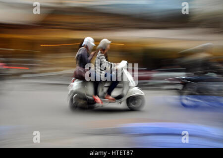 HANOI - 2 mars : trafic routier chaotique à Hanoi, Vietnam. Dans la capitale du Vietnam sont plus de 2 millions de motos, le trafic est souvent congestionnée. Ma Banque D'Images