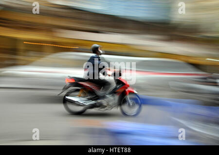 HANOI - 2 mars : trafic routier chaotique à Hanoi, Vietnam. Dans la capitale du Vietnam sont plus de 2 millions de motos, le trafic est souvent congestionnée. Ma Banque D'Images