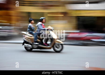 HANOI - 2 mars : trafic routier chaotique à Hanoi, Vietnam. Dans la capitale du Vietnam sont plus de 2 millions de motos, le trafic est souvent congestionnée. Ma Banque D'Images