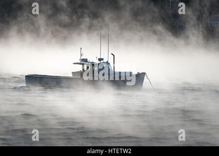 La fumée s'élève de la mer, de la surface et entoure les bateaux avec la température de moins 11 degrés F. Southwest Harbor, l'Acadia National Park, Maine. Banque D'Images