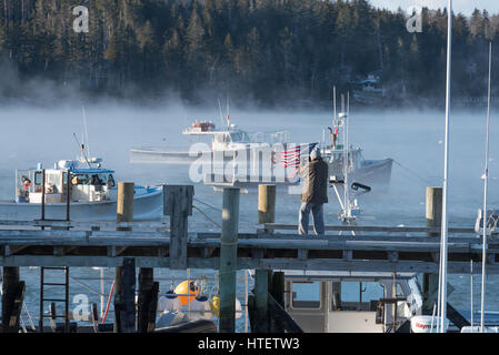 La fumée s'élève de la mer, de la surface et entoure les bateaux avec la température de moins 11 degrés F. Southwest Harbor, l'Acadia National Park, Maine. Banque D'Images