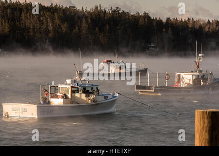 La fumée s'élève de la mer, de la surface et entoure les bateaux avec la température de moins 11 degrés F. Southwest Harbor, l'Acadia National Park, Maine. Banque D'Images