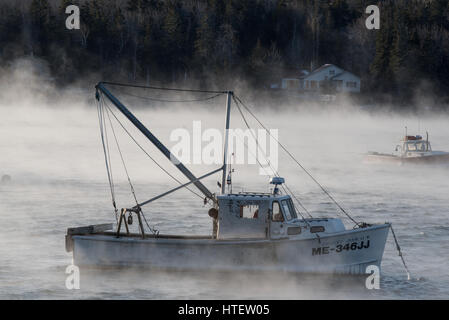 La fumée s'élève de la mer, de la surface et entoure les bateaux avec la température de moins 11 degrés F. Southwest Harbor, l'Acadia National Park, Maine. Banque D'Images