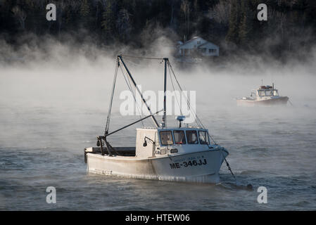 La fumée s'élève de la mer, de la surface et entoure les bateaux avec la température de moins 11 degrés F. Southwest Harbor, l'Acadia National Park, Maine. Banque D'Images