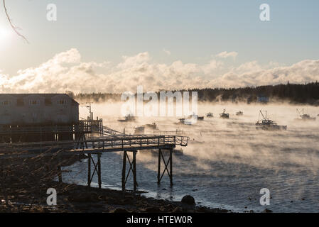 La fumée s'élève de la mer, de la surface et entoure les bateaux avec la température de moins 11 degrés F. Southwest Harbor, l'Acadia National Park, Maine. Banque D'Images