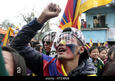 Mcleodganj, Inde. 9 mars 2017. En exil tibétain criant des slogans contre le gouvernement de la Chine au cours du rallye à l'occasion du 58e anniversaire du soulèvement national tibétain à Dharamsala, vendredi. Credit : PACIFIC PRESS/Alamy Live News Banque D'Images