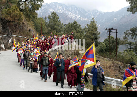 Mcleodganj, Inde. 9 mars 2017. Nonne bouddhiste tibétain et tibétain en exil holding drapeau tibétain et criant des slogans contre la Chine govt duirng le rallye à l'occasion du 58e anniversaire du soulèvement national tibétain Dharamsala le vendredi. Credit : PACIFIC PRESS/Alamy Live News Banque D'Images