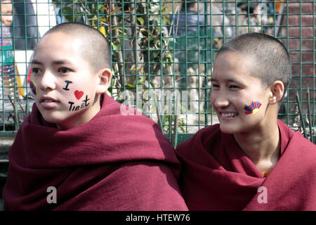 Mcleodganj, Inde. 9 mars 2017. Moniales bouddhiste Tibétain peint avec des slogans sur leur visage pendant le rallye à l'occasion du 58e anniversaire du soulèvement national tibétain à Tsugla Khang Temple, Mcleodganj Dharamshala, vendredi. Credit : PACIFIC PRESS/Alamy Live News Banque D'Images