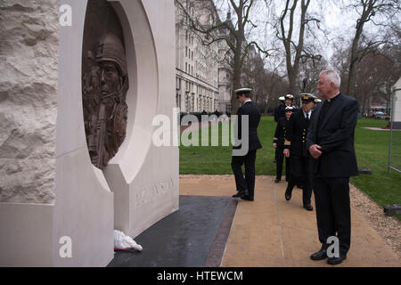 Londres, Royaume-Uni. 10 Mar, 2017. Mémorial de l'Iraq et l'Afghanistan ont été dévoilé à Victoria Embankment Gardens par Sa Majesté la Reine. L'Iraq et l'Afghanistan Memorial, sculpté par Paul Day, reconnaît les contributions de plus de 300 000 militaires et civils qui ont été déployés en Irak et en Afghanistan entre 1990 et 2015. Credit : Alberto Pezzali/Pacific Press/Alamy Live News Banque D'Images