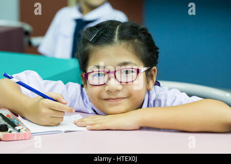 Portrait of Asian girl dans la classe de l'école élémentaire Banque D'Images