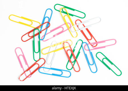 Les trombones. Assortiment aléatoire fatras de papier recouvert de plastique clips sur fond blanc Banque D'Images