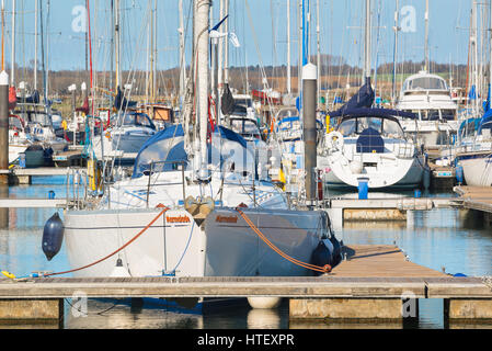 Shotley Suffolk, vue sur les yachts amarrés dans la marina à Shotley Gate près de l'estuaire de la rivière Orwell le long de la côte du Suffolk, Angleterre, Royaume-Uni. Banque D'Images