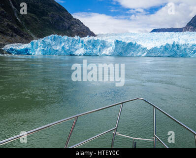 Les touristes visitant le glacier San Rafael lagon, vue du bateau d'excursion vers le nord du front du glacier, champ de glace, la Patagonie, le Chili8 Banque D'Images