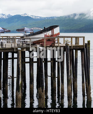 Ancienne jetée dans Icy tout droit sur la côte de l'Alaska Banque D'Images