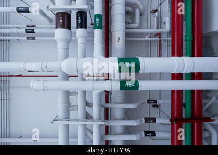 Système sanitaire et systèmes de tuyaux installés sur plafond en copropriété. Banque D'Images