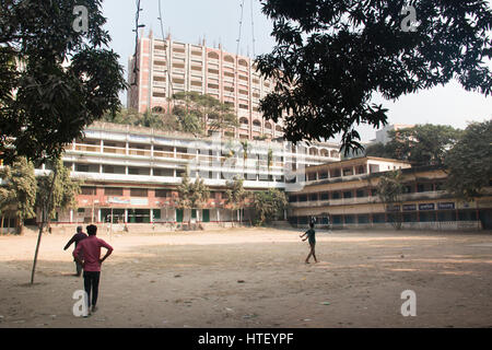 CHITTAGONG, BANGLADESH - Février 2017 : les enfants à jouer au cricket dans une ancienne école à Chittagong au Bangladesh Banque D'Images