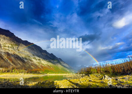 Arc-en-ciel dans le lac Medicine salon, Jasper National Park Banque D'Images