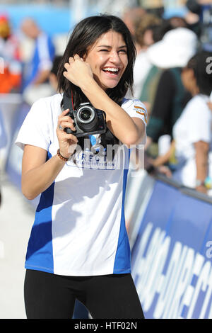 Jessica Szohr prend des photos des fans lors de la 4e Conférence annuelle de DIRECTV Celebrity Beach Bowl le 6 février 2010 à Miami Beach, Floride Banque D'Images