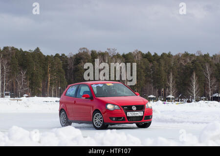 Ekaterinbourg, Russie, le 26 février 2017 - Stade III 'EXTREME ICE 2017' concours d'amateurs sur le lac gelé 'Balto' Volkswagen Polo GTI voiture, le dr Banque D'Images