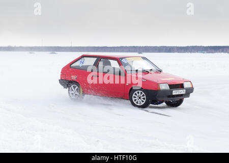 Ekaterinbourg, Russie, le 26 février 2017 - Stade III 'EXTREME ICE 2017' concours d'amateurs sur le lac gelé 'Balto' Lada 2108, le conducteur de voiture Banque D'Images