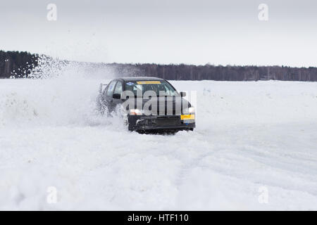 Ekaterinbourg, Russie, le 26 février 2017 - Stade III 'EXTREME ICE 2017' concours d'amateurs sur le lac gelé 'Balto' voiture Mitsubishi Lancer Evolution Banque D'Images