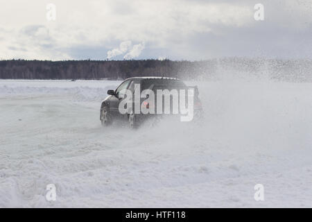 Ekaterinbourg, Russie, le 26 février 2017 - Stade III 'EXTREME ICE 2017' concours d'amateurs sur le lac gelé 'Balto' voiture Mitsubishi Lancer Evolution Banque D'Images