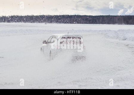 Ekaterinbourg, Russie, le 26 février 2017 - Stade III 'EXTREME ICE 2017' concours d'amateurs sur le lac gelé 'Balto' Subaru Impreza WRX STI, la voiture Banque D'Images