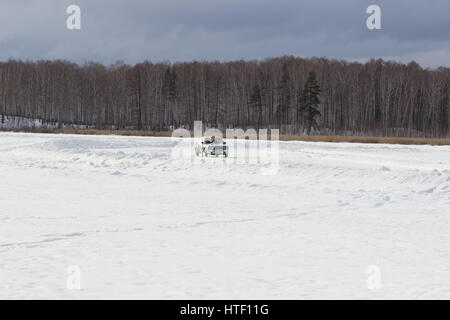 Ekaterinbourg, Russie, le 26 février 2017 - Stade III 'EXTREME ICE 2017' concours d'amateurs sur le lac gelé 'Balto' Lada 2106 VFTS, le conducteur de voiture Banque D'Images