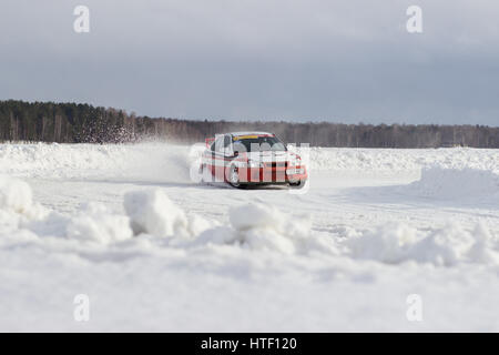 Ekaterinbourg, Russie, le 26 février 2017 - Stade III 'EXTREME ICE 2017' concours d'amateurs sur le lac gelé 'Balto' voiture Mitsubishi Lancer Evolution Banque D'Images