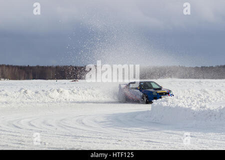 Ekaterinbourg, Russie, le 26 février 2017 - Stade III 'EXTREME ICE 2017' concours d'amateurs sur le lac gelé 'Balto' Subaru Impreza WRX STI, la voiture Banque D'Images