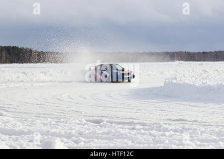 Ekaterinbourg, Russie, le 26 février 2017 - Stade III 'EXTREME ICE 2017' concours d'amateurs sur le lac gelé 'Balto' Subaru Impreza WRX STI, la voiture Banque D'Images