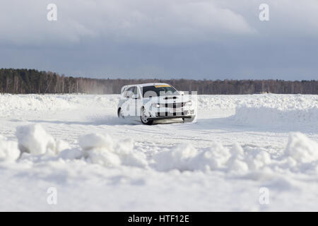 Ekaterinbourg, Russie, le 26 février 2017 - Stade III 'EXTREME ICE 2017' concours d'amateurs sur le lac gelé 'Balto' Subaru Impreza WRX STI, la voiture Banque D'Images