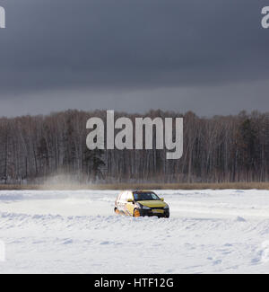 Ekaterinbourg, Russie, le 26 février 2017 - Stade III 'EXTREME ICE 2017' concours d'amateurs sur le lac gelé 'Balto' voiture Lada Kalina, le pilote est Banque D'Images