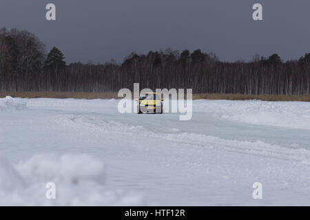 Ekaterinbourg, Russie, le 26 février 2017 - Stade III 'EXTREME ICE 2017' concours d'amateurs sur le lac gelé 'Balto' voiture Lada Kalina, le pilote est Banque D'Images