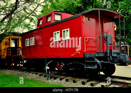 Ronks, New York - 4 juin 2015 : Vintage fourgons des anciens chemins servent maintenant de gîtes au Red Caboose Motel * Banque D'Images