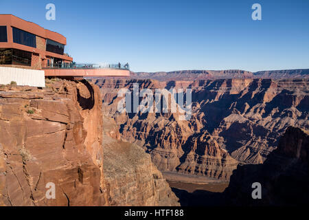 Une passerelle d'observation en verre pont à Grand Canyon West Rim - Arizona, USA Banque D'Images