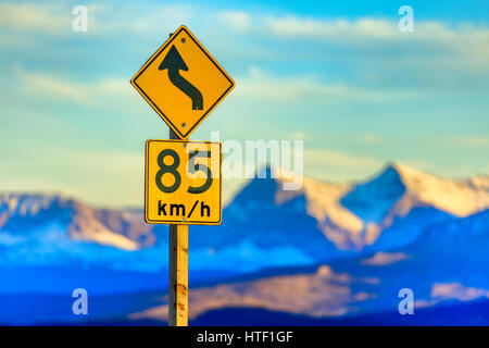 Courbe en avant de signer en Alberta pied Hills Banque D'Images