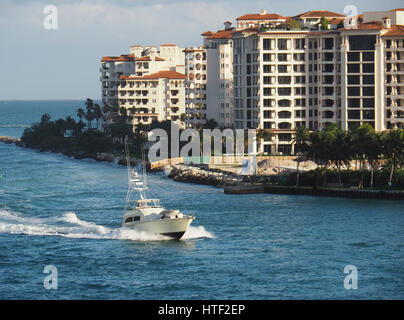 Location de condos de Fisher Island passage à Port de Miami. Banque D'Images