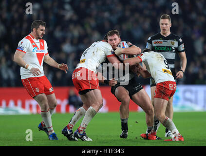 St Helens' Luke Douglas (à gauche) et James Roby s'attaquer à Hull FC, Scott Taylor au cours de la Super League Betfred match au stade KCOM, Hull. Banque D'Images